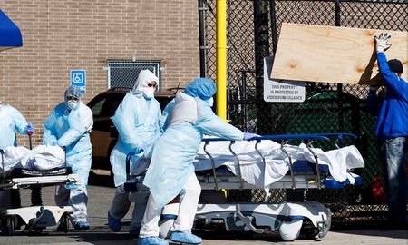 Médicos trasladan a un paciente con coronavirus en Estados Unidos, el país que registra más contagios. Médicos trasladan a un paciente con coronavirus en Estados Unidos, el país que registra más contagios.