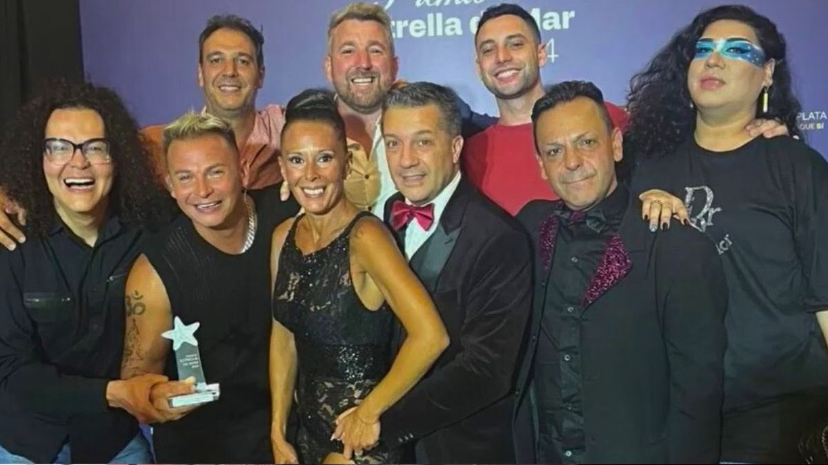 Matías Ramírez junto a su elenco