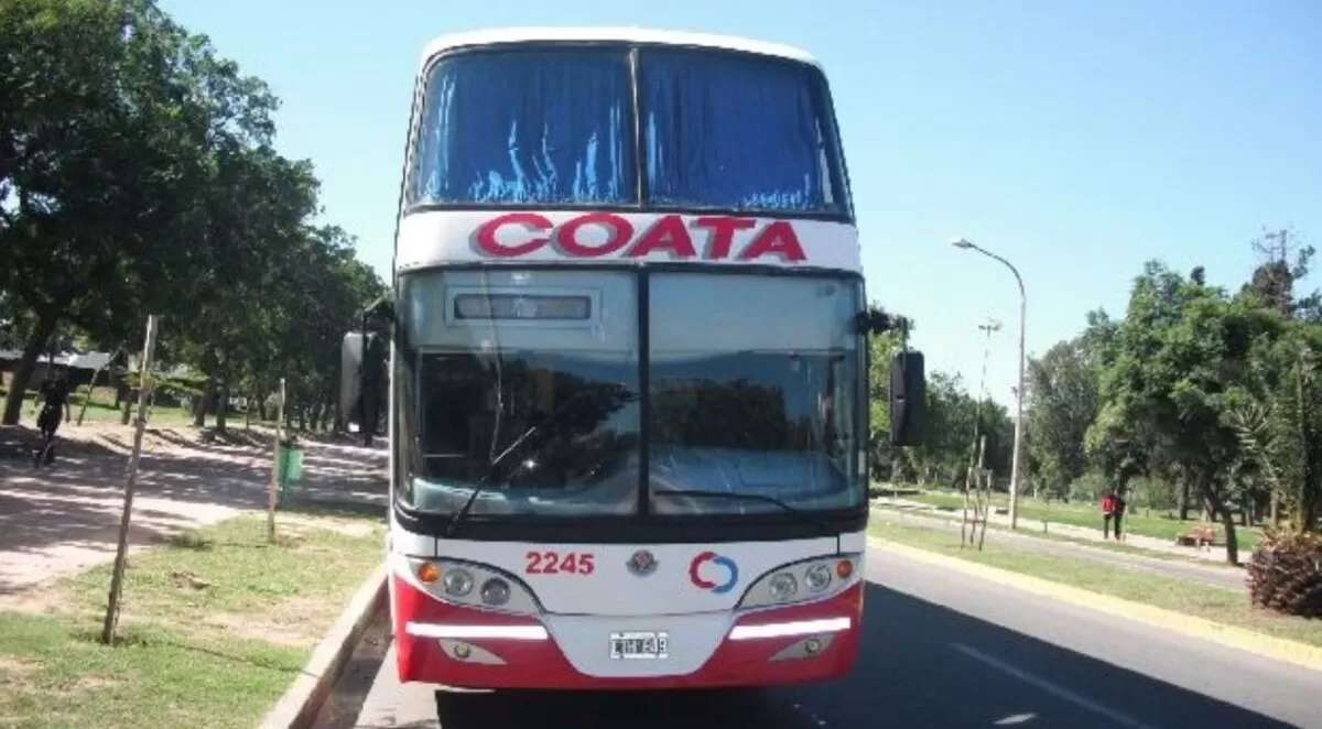 Un chofer de colectivo abandonó a 18 pasajeros en medio de una ruta cordobesa: se llevó hasta los bolsos&nbsp;