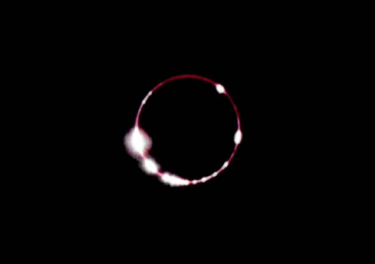 Foto única de Glenn Schneider del eclipse híbrido de 1986. “Claramente, este eclipse no fue anular”, dice. Al mismo tiempo, "algunos han argumentado que no fue total, ya que la fotosfera nunca se extinguió por completo de forma instantánea". Créditos: Glenn Schneider.