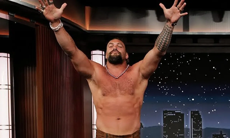 Jason Momoa se desnudó en plena entrevista. Jason Momoa se desnudó en plena entrevista.