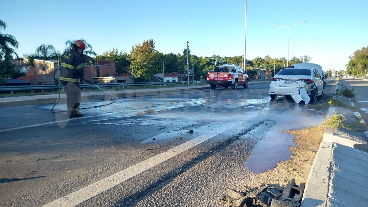 Bomberos Zapadores de la Unidad Regional I trabajaron para limpiar el pavimento donde hubo derrame de aceite y combustible.