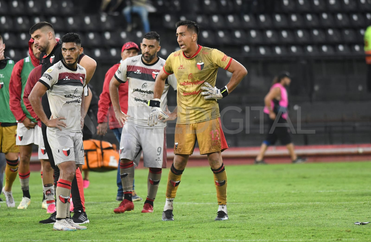 Colón perdió en el desempate con Gimnasia y descendió a la Primera Nacional. Colón perdió en el desempate con Gimnasia y descendió a la Primera Nacional.
