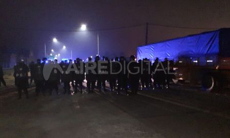 El operativo policial comenzó a las 5.30. Los trabajadores se quedaron en la calle de acceso al parque pero sin bloquear el ingreso. El operativo policial comenzó a las 5.30. Los trabajadores se quedaron en la calle de acceso al parque pero sin bloquear el ingreso.