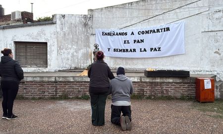La parroquia de San Cayetano recibe a los devotos que participan de las primeras misas. La parroquia de San Cayetano recibe a los devotos que participan de las primeras misas.