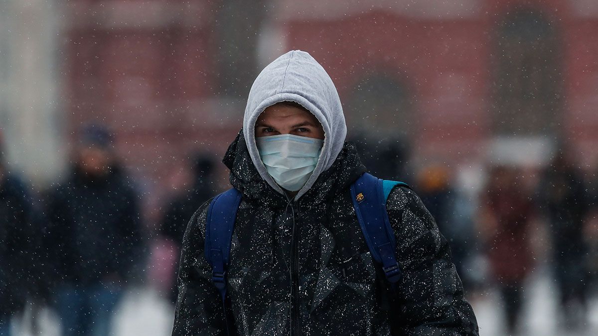 Un hombre con una mascarilla recorre la plaza Roja en Moscú.