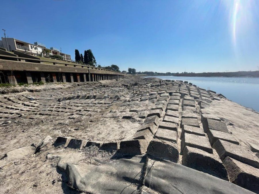 La geomembrana de bloques de hormigón, que protege la costanera de Santo Tomé de la erosión, quedó expuesta por la bajante.