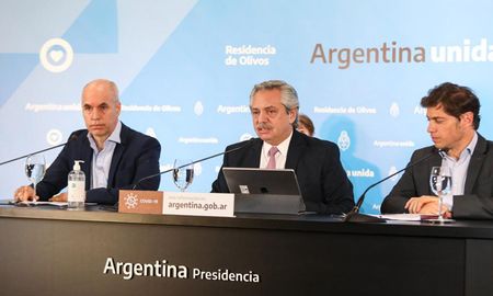 El presidente junto a Rodríguez Larreta y Kicillof en la conferencia donde anunció la extensión de la cuarentena hasta el 24 de mayo. El presidente junto a Rodríguez Larreta y Kicillof en la conferencia donde anunció la extensión de la cuarentena hasta el 24 de mayo.
