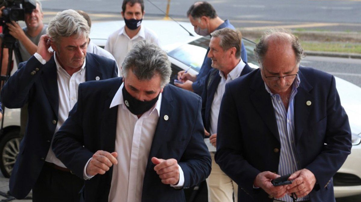 Equipos técnicos de la Secretaría de Agricultura y de la Mesa de Enlace se reunirán este martes para comenzar a resolver temas vinculados con la actividad agropecuaria.&nbsp;