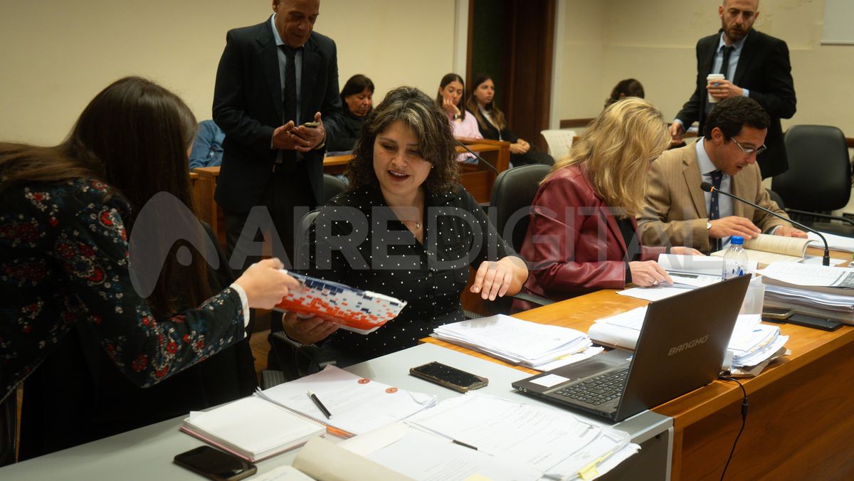 La acusación es sostenida por los fiscales de homicidios Ana Laura Gioria y Gonzalo Iglesias, y el abogado querellante Daniel Rocca. Seniquel es asistida por el defensor público Nicolás Mosconi La acusación es sostenida por los fiscales de homicidios Ana Laura Gioria y Gonzalo Iglesias, y el abogado querellante Daniel Rocca. Seniquel es asistida por el defensor público Nicolás Mosconi