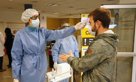 Controles de temperatura para ingresar al hospital Alvarez de la ciudad de Buenos Aires. Controles de temperatura para ingresar al hospital Alvarez de la ciudad de Buenos Aires.