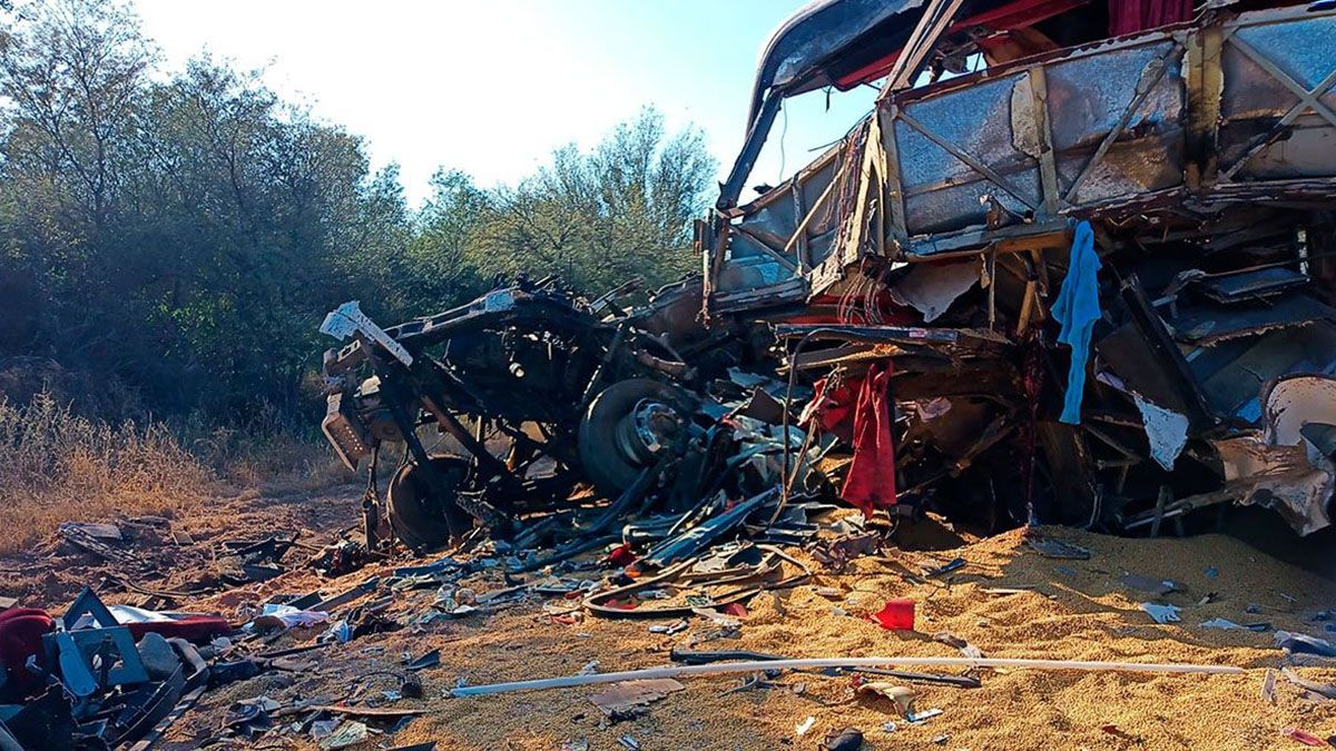 El hecho ocurrió alrededor de las 6, cuando un colectivo de la empresa Expreso del Plata que salió de Chaco, con destino a Monte Quemado, con 20 pasajeros a bordo, impactó de frente con un camión.