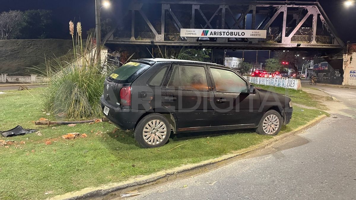 Un auto ploteado a medias como taxi protagonizó un accidente en el Puente Negro