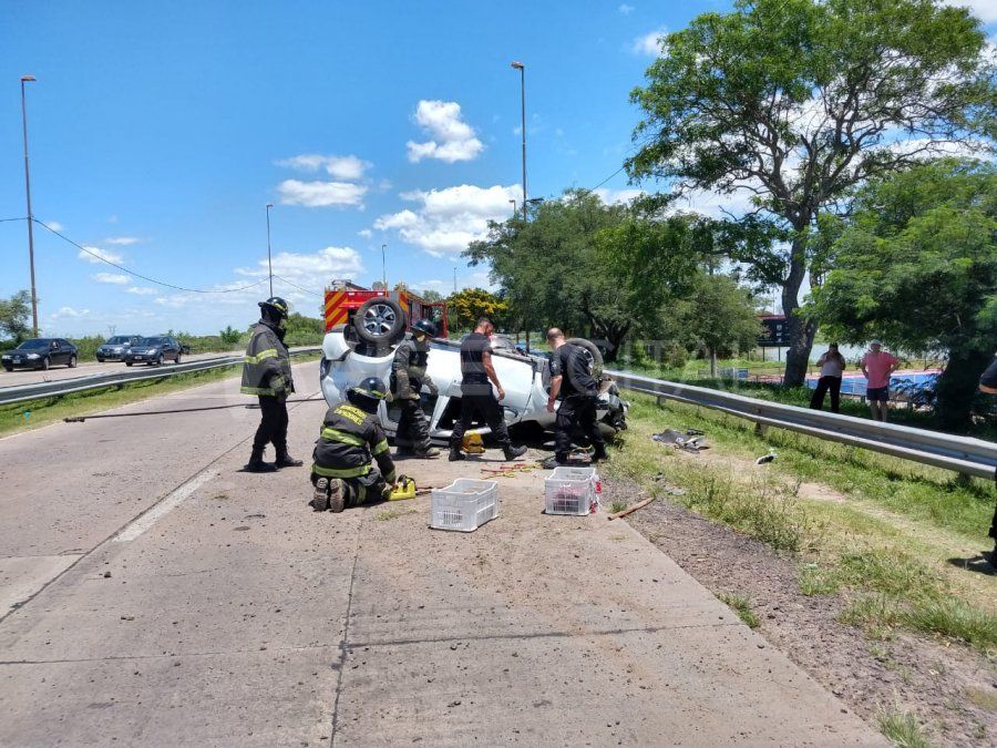 Accidentes en racha: en menos de una hora tres autos volcaron en Santa Fe este sábado