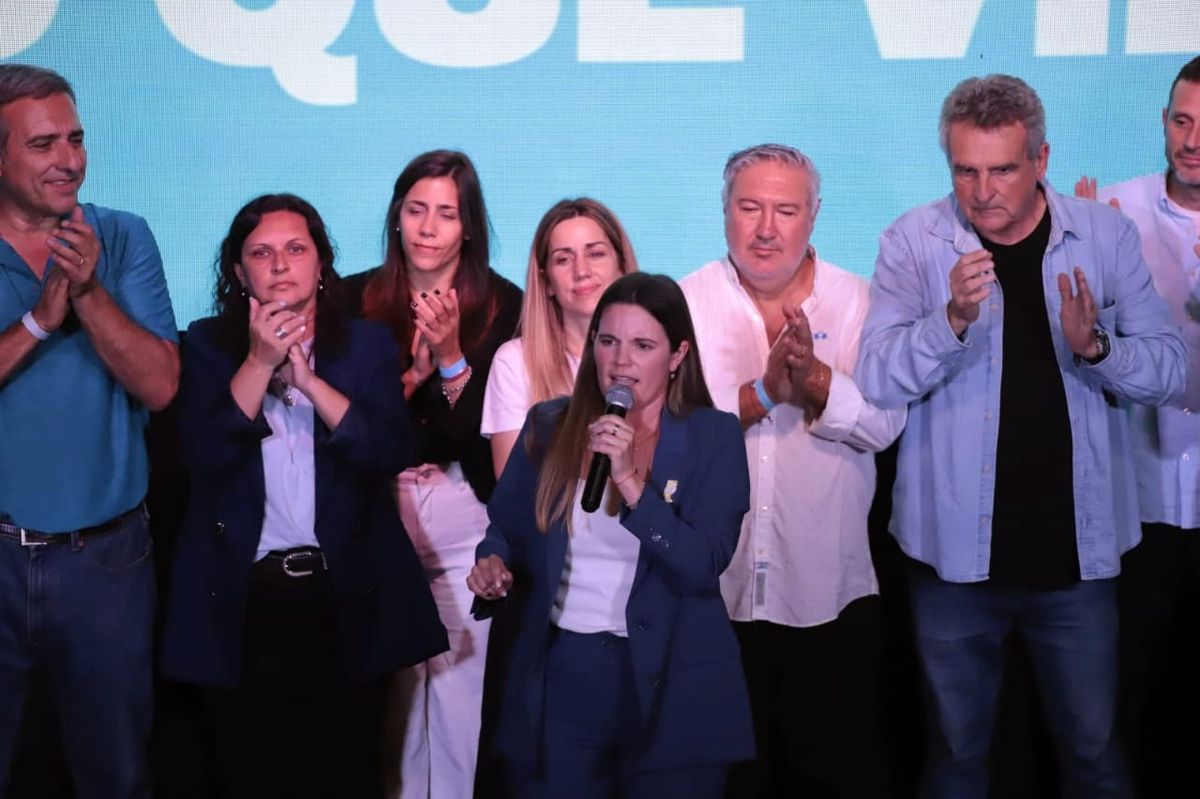 Caren Tepp se dirige a la militancia peronista tras los resultados. Detrás, figuras históricas como Agustín Rossi y 