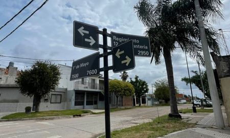La mujer, que se encontraba durmiendo, fue despertada violentamente a golpes por uno de los asaltantes. La mujer, que se encontraba durmiendo, fue despertada violentamente a golpes por uno de los asaltantes.