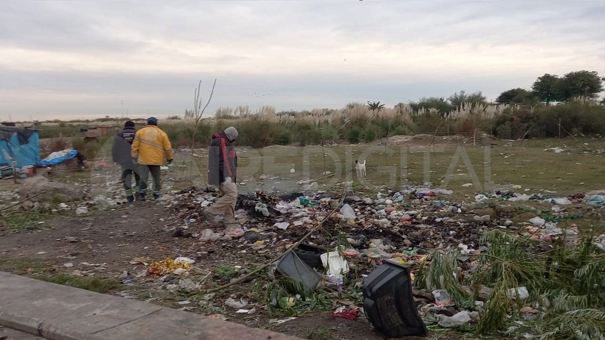 Con palos, alambres y cintas, habían demarcado terrenos para seguir construyendo viviendas dentro del reservorio de Barranquitas Sur. La Muncipalidad comienza un proceso de diálogo con los vecinos que ya se instalaron, con la idea de llevarlos a lugares más altos.