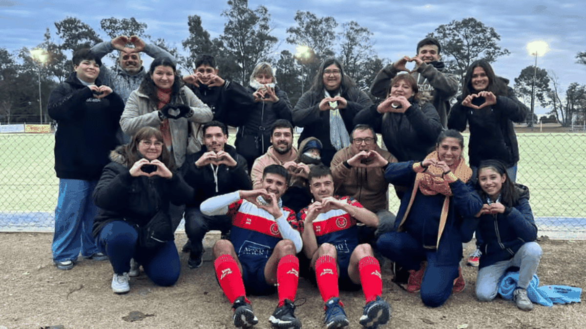 El pedido de casamiento de un jugador de hockey del Jockey Club de Venado Tuerto a su compañero de equipo. El pedido de casamiento de un jugador de hockey del Jockey Club de Venado Tuerto a su compañero de equipo. 