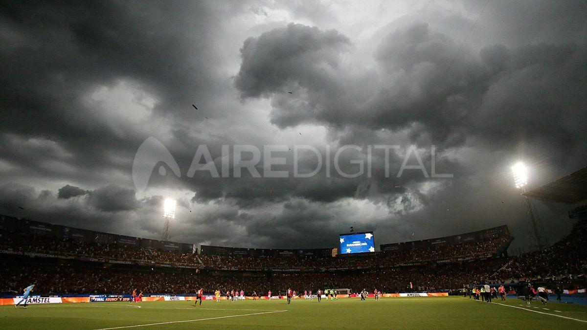 As&iacute; lleg&oacute; la tormenta a La Nueva Olla en Asunci&oacute;n durante la final por la Copa Sudamericana donde 40.000 hinchas santafesinos alentaron a Col&oacute;n.