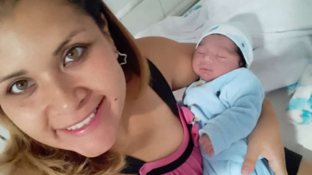 Ian Luca junto a su mamá María José.&nbsp;