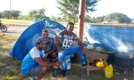 Pescadores autoconvocados instalaron una carpa a la vera de la Ruta nacional 168 y definen este jueves si realizan nuevos cortes. Pescadores autoconvocados instalaron una carpa a la vera de la Ruta nacional 168 y definen este jueves si realizan nuevos cortes.