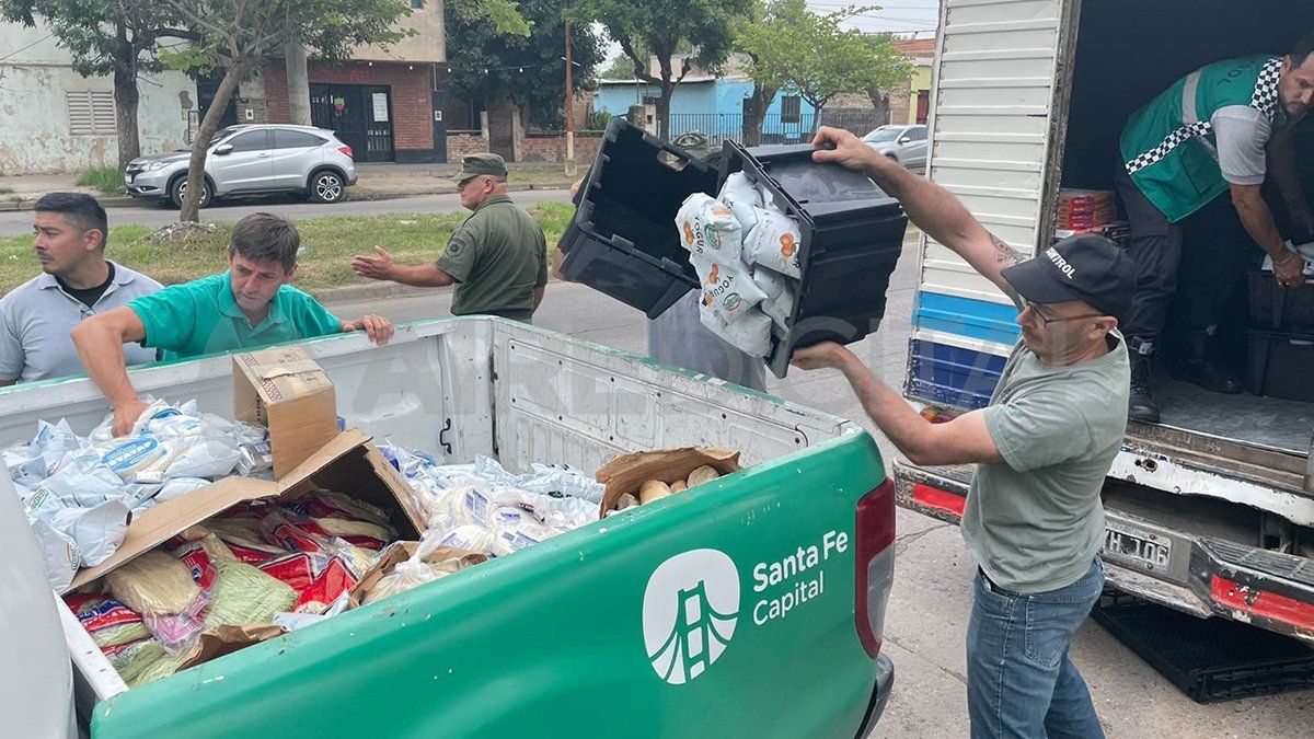 Personal municipal cargó todo en una camioneta oficial y retiró los productos.&nbsp;