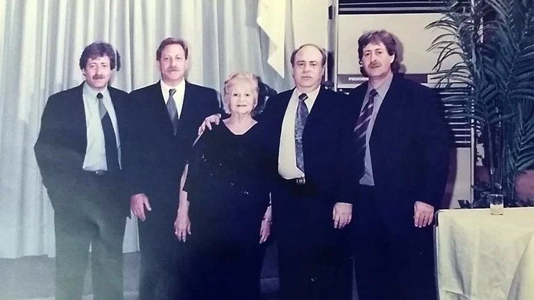 La familia detrás del dueto inseparable.