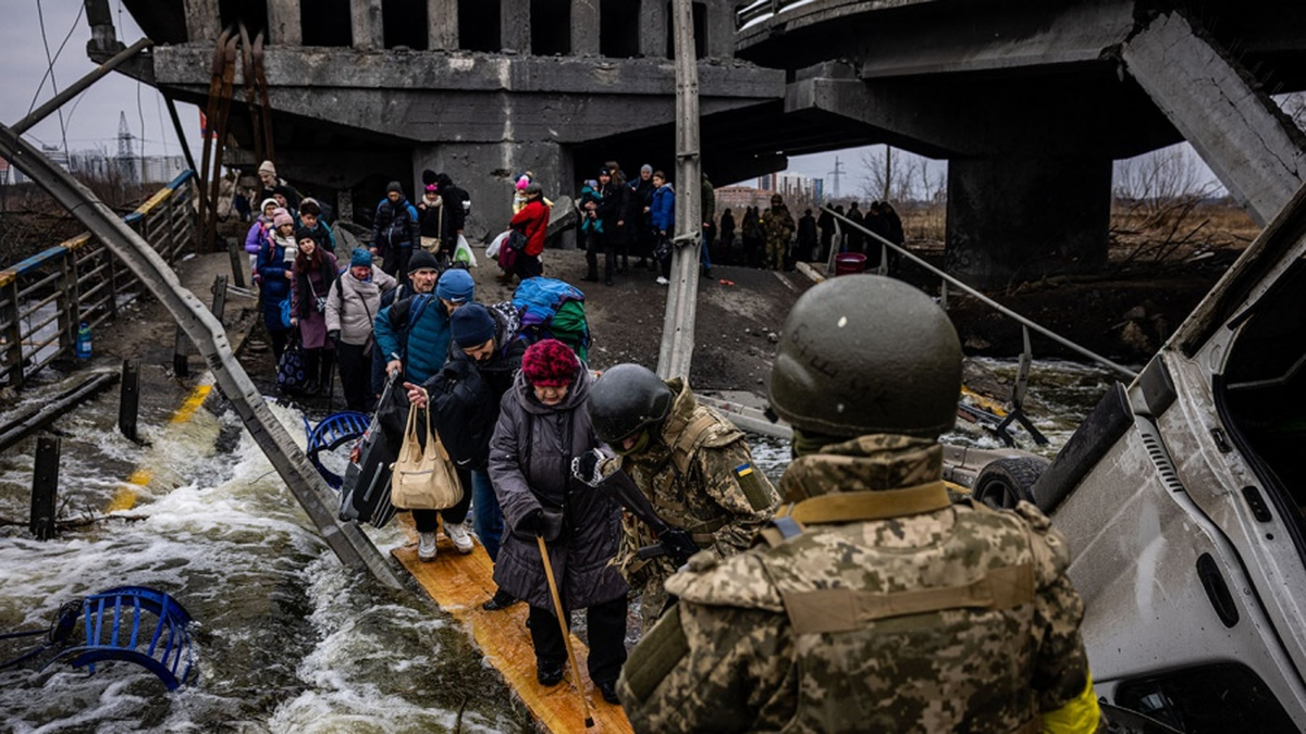 Civiles huyen de ciudades de Ucrania por corredores humanitarios durante tregua con Rusia. &nbsp;