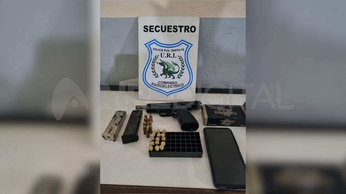 El arma secuestrada estaba en poder de la mujer de 18 años. El arma secuestrada estaba en poder de la mujer de 18 años.