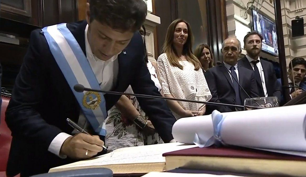 Kicillof asumió como gobernador bonaerense con la presencia de Alberto y Cristina