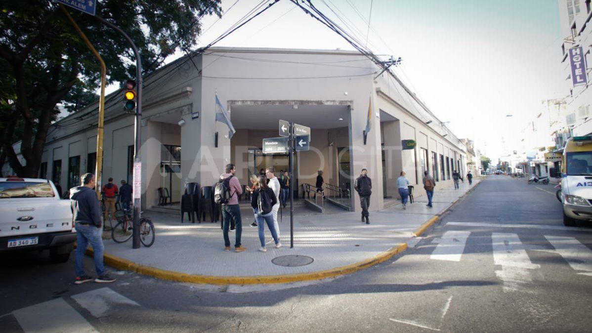 Los delincuentes hacían inteligencia fuera de los bancos del microcentro santafesino. Los delincuentes hacían inteligencia fuera de los bancos del microcentro santafesino.