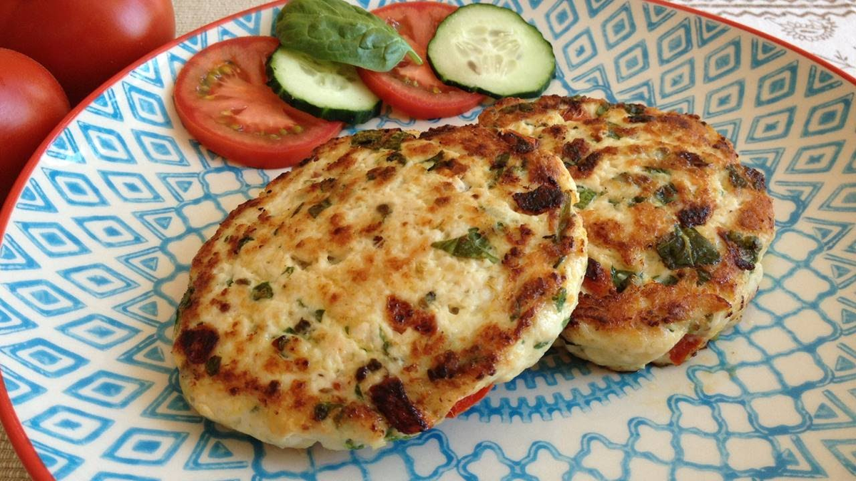 Las hamburguesas de pollo y espinaca son fáciles de hacer, ricas y nutritivas. Las hamburguesas de pollo y espinaca son fáciles de hacer, ricas y nutritivas. 