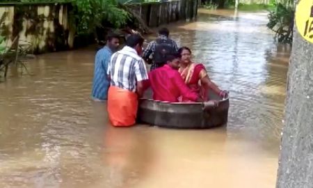 Video viral: una pareja llegó a su casamiento en una gran olla por las grandes inundaciones que azotan la India. Video viral: una pareja llegó a su casamiento en una gran olla por las grandes inundaciones que azotan la India.
