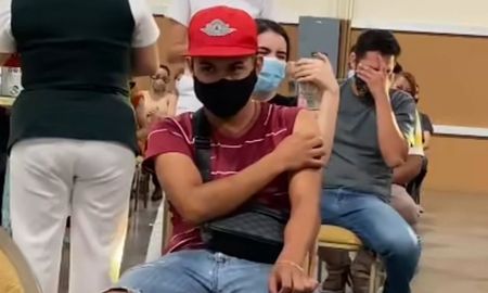Haciendo reír a todos con sus gritos, el joven se llevó todos los comentarios. Haciendo reír a todos con sus gritos, el joven se llevó todos los comentarios.