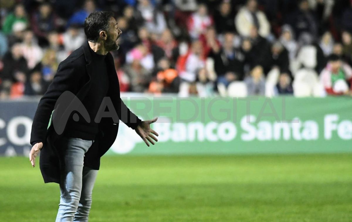 El Kily González vivió el partido con mucha energía y apoyó a sus futbolistas. El Kily González vivió el partido con mucha energía y apoyó a sus futbolistas.