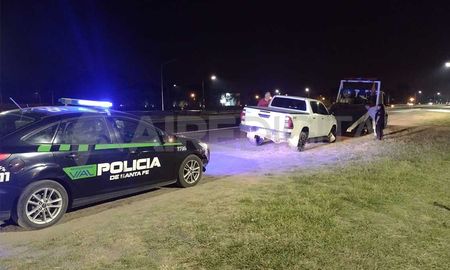 Dos conductores de vehículos chocaron contra adoquines en la autoista Santa Fe Rosario, en jurisdicción de Santo Tomé. Dos conductores de vehículos chocaron contra adoquines en la autoista Santa Fe Rosario, en jurisdicción de Santo Tomé.