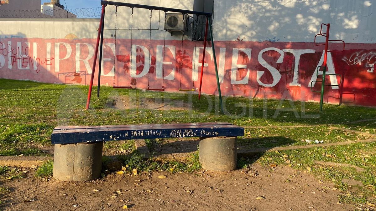 Los vecinos de barrio Mariano Comas denuncian que la Plazoleta 3 de Junio se encuentra en mal estado y reclaman por su mejoramiento. Los vecinos de barrio Mariano Comas denuncian que la Plazoleta 3 de Junio se encuentra en mal estado y reclaman por su mejoramiento.