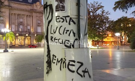 Como sucede cada año con las masivas manifestaciones por los derechos de las mujeres, lesbianas, travestis y trans, la Plaza de Mayo quedó pintada y con los cestos de basura desbordados. Como sucede cada año con las masivas manifestaciones por los derechos de las mujeres, lesbianas, travestis y trans, la Plaza de Mayo quedó pintada y con los cestos de basura desbordados.