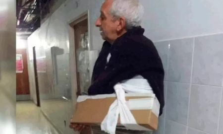 Se quebró el brazo, hizo 400 kilómetros para que lo atiendan en el hospital y lo vendaron con cartón Se quebró el brazo, hizo 400 kilómetros para que lo atiendan en el hospital y lo vendaron con cartón