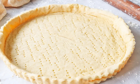 La masa para tarta salada casera se prepara en pocos pasos y con pocos ingredientes. Ideal para rellenar con tus ingredientes favoritos y disfrutar de una deliciosa comida.