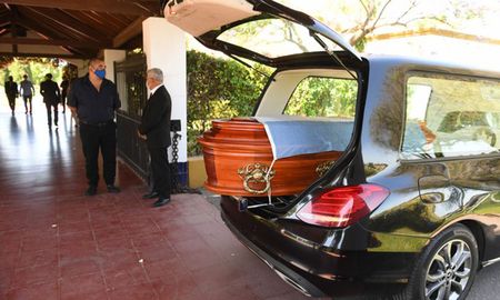 Jorge Brito falleció a las 68 años cuando se estrelló su helicóptero en Salta. El féretro del extitular del Banco Macro estuvo cubierto con la bandera argentina y fue escoltado por sus herederos Jorge Pablo, Santiago, Mateo, Milagros, Marcos y Constanza Brito. Jorge Brito falleció a las 68 años cuando se estrelló su helicóptero en Salta. El féretro del extitular del Banco Macro estuvo cubierto con la bandera argentina y fue escoltado por sus herederos Jorge Pablo, Santiago, Mateo, Milagros, Marcos y Constanza Brito.