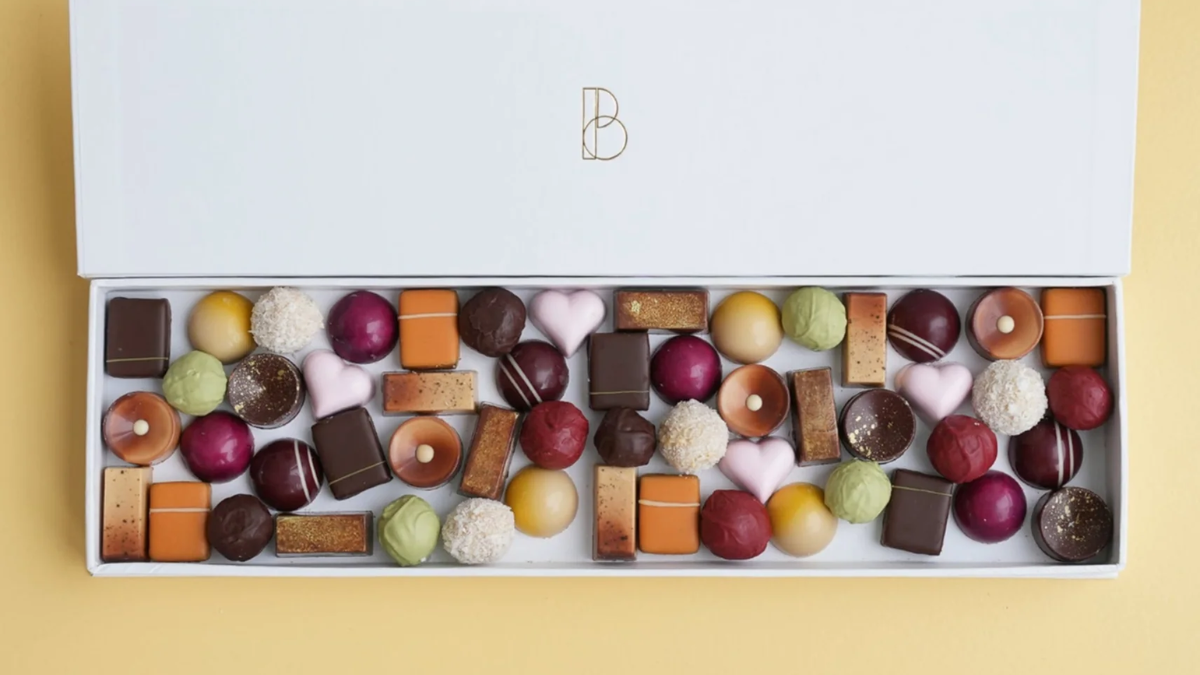 Cuánto sale una caja de bombones surtidos en la pastelería Betular Patissier en junio 2025