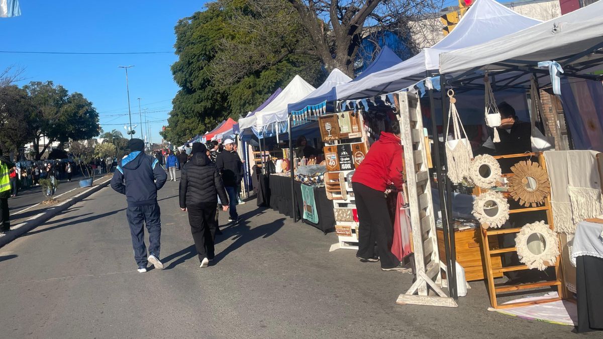 Desfile, música y pastelitos: así se vive el Día de la Bandera en avenida Facundo Zuviría