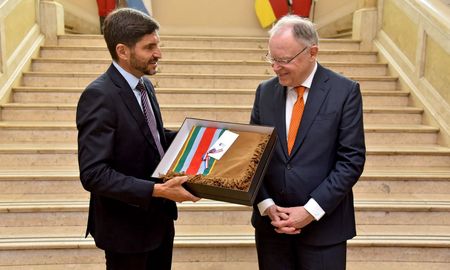 El gobernador Maximiliano Pullaro junto al ministro presidente de Baja Sajonia, Stephan Weil. El gobernador Maximiliano Pullaro junto al ministro presidente de Baja Sajonia, Stephan Weil.