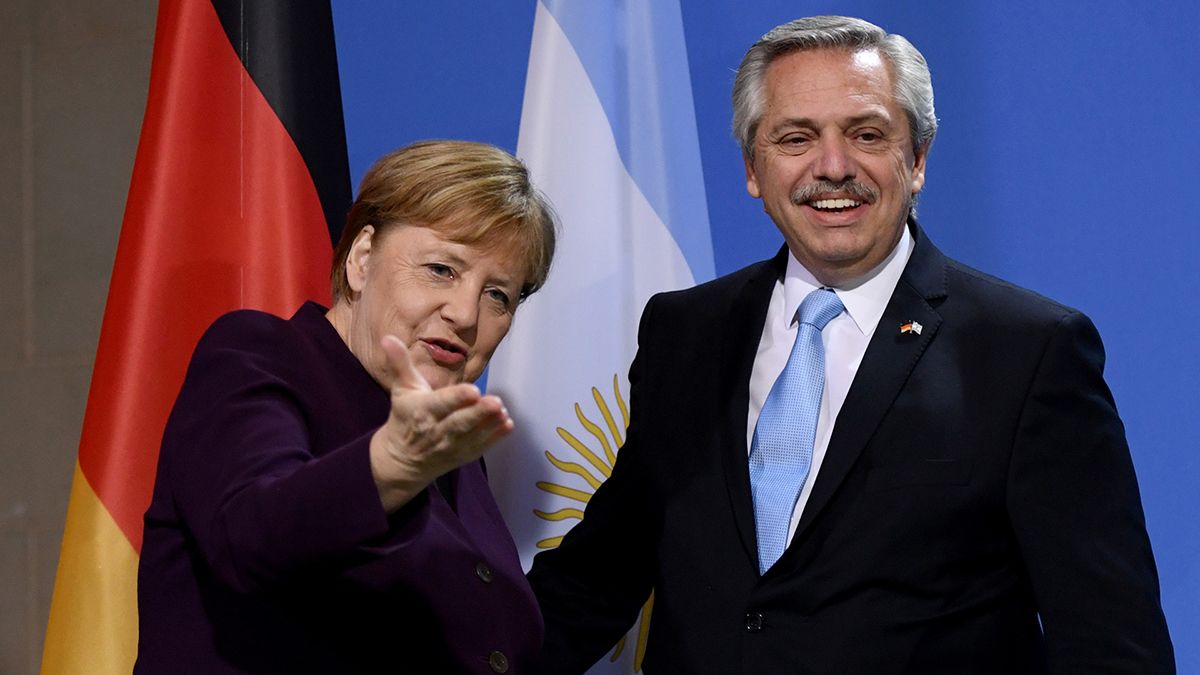 Alberto Fern&aacute;ndez junto a &Aacute;ngela Merkel durante la visita del argentino a Berl&iacute;n