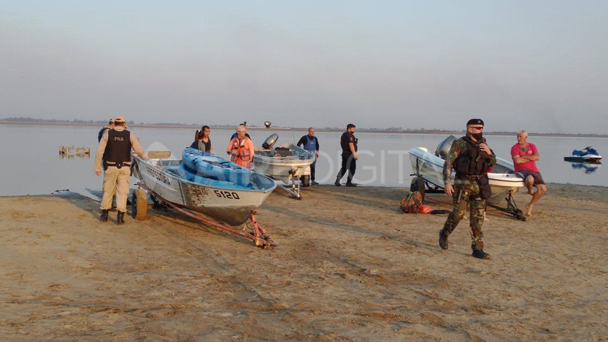 El momento en que los cuerpos son trasladados a la orilla por embarcaciones.&nbsp;