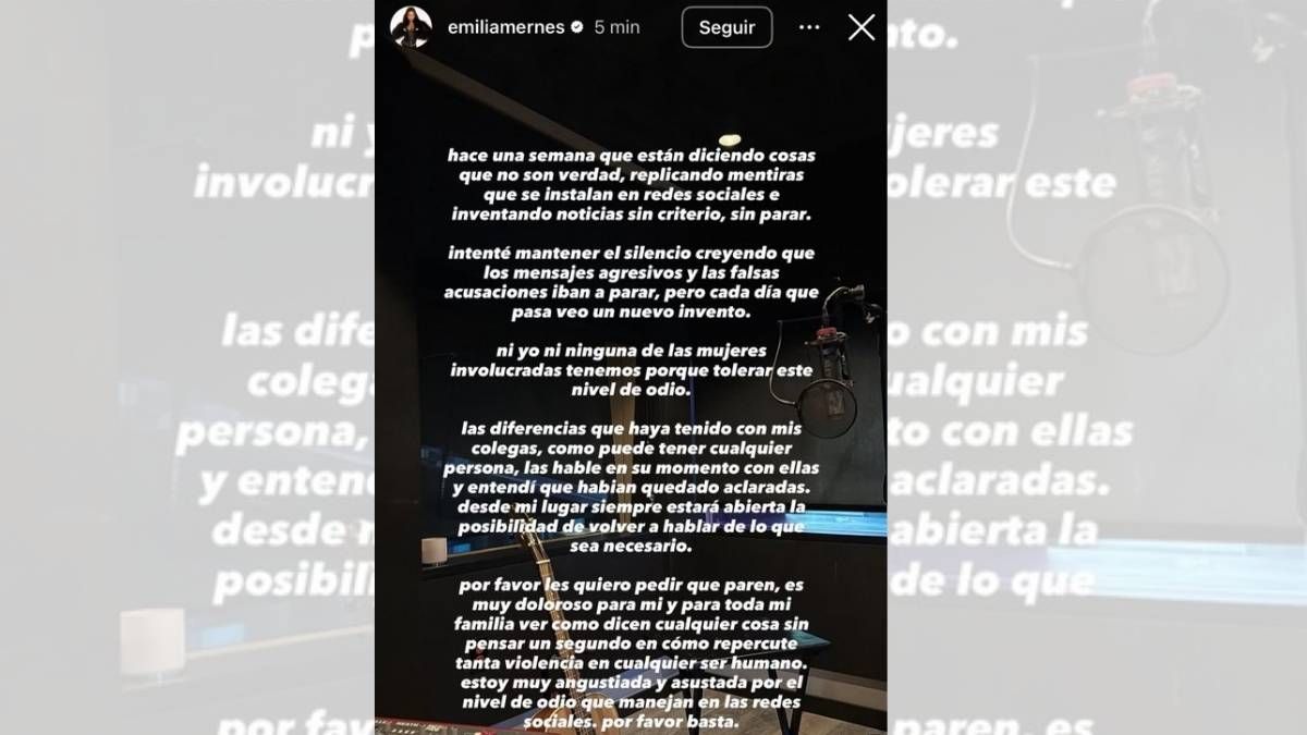Emilia Mernes eligió una foto desde el estudio de grabación para emitir su descargo más difícil y personal hasta la fecha. Emilia Mernes eligió una foto desde el estudio de grabación para emitir su descargo más difícil y personal hasta la fecha.
