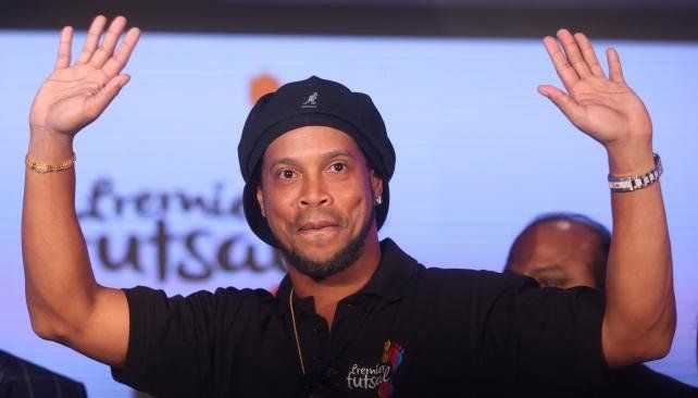 Ronaldinho anunció su retiro