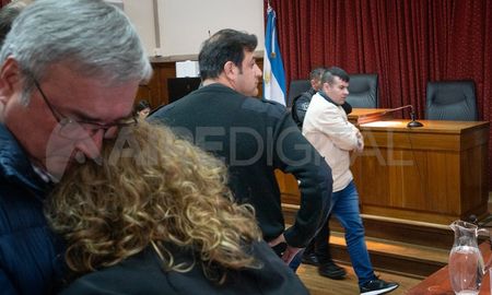 Los padres de Julio Cabal se abrazaron mientras el autor del crimen fue sacado de la sala. Los padres de Julio Cabal se abrazaron mientras el autor del crimen fue sacado de la sala.