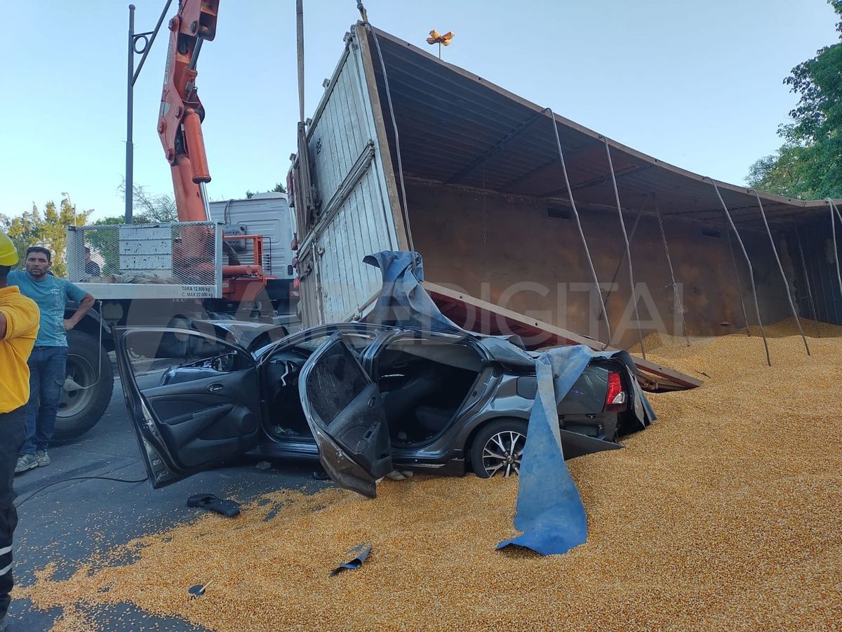 El camión que trasladaba granos volcó y aplastó a un auto en el que se trasladaba una familia.